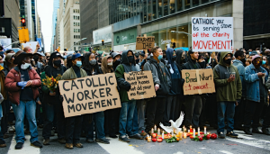 Au cœur du quartier effervescent d’East Village à New York, un immeuble rouge décrépit, connu sous le nom de Maryhouse, occupe un rôle discret mais central dans la lutte pour la justice sociale. Alors que Manhattan évolue sous la pression [&hellip;]