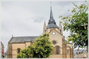 Église Saints Pierre Et Paul à Fresnay-sur-Sarthe