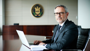 La démission du Professeur Robert George du conseil d&rsquo;administration de la Heritage Foundation a bouleversé l’univers de l’organisation conservatrice à Washington en cet automne 2025. L’annonce, survenue après une séquence médiatique houleuse impliquant l’actuel dirigeant Kevin Roberts et une controverse [&hellip;]