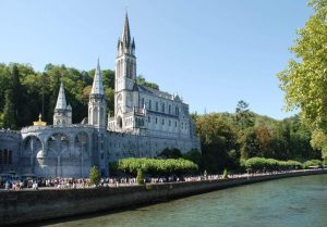 Église Basilique Supérieure à Lourdes