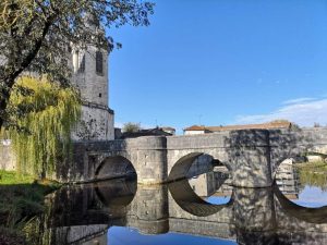 Église La Rochefoucauld : Les Flots à La Rochefoucauld-en-Angoumois